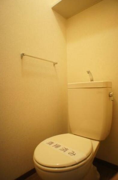 画像8:【トイレ】上部にはトイレットペーパー等を置いておける棚が付いています♪