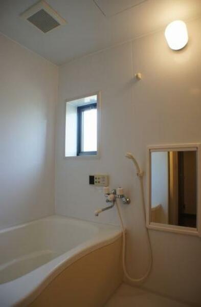 画像9:【浴室】換気と採光を考慮した小窓があって明るく清潔感あるバスルーム♪