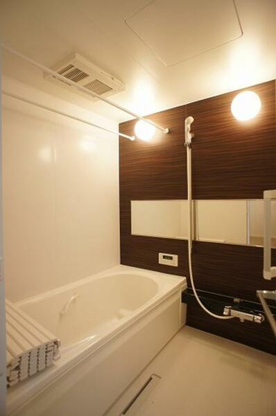 画像10:【浴室】浴室暖房乾燥機のある浴室です。１日の終わりは清潔感のある快適な空間で、ゆっくりと疲れを癒して