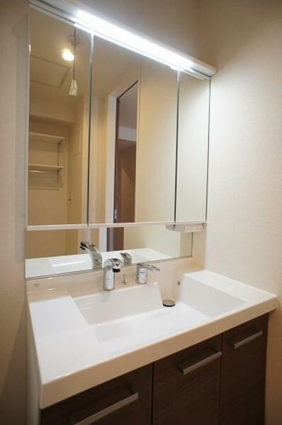 画像11:【洗面所】とても便利な洗髪洗面化粧台！3面鏡は髪型のチェックにぴったり。鏡のウラは収納棚になっていま