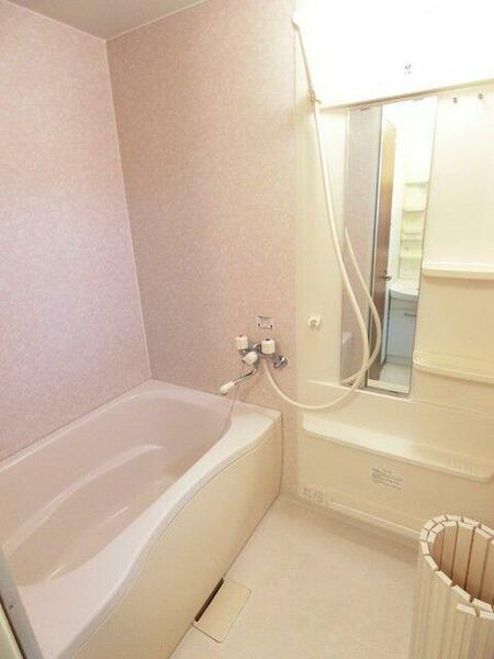 画像6:清潔感のある浴室です♪ゆったりお風呂に浸かって一日の疲れもすっきりリフレッシュできますね☆
