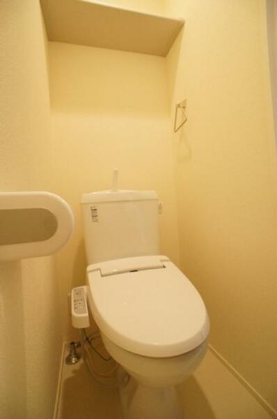 画像8:洗浄機能便座付きのトイレです☆　上部の棚は収納にご利用下さい！