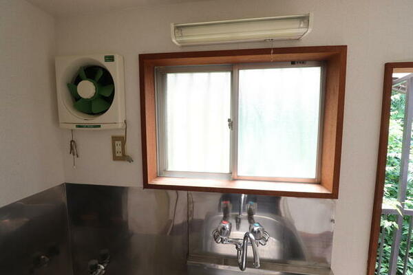 画像13:キッチンにも小窓があるので、匂いこもりを防ぎます♪