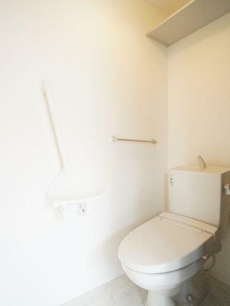 画像15:【トイレ】老若男女に人気アイテムの洗浄機能付暖房便座です！上部には空間を利用しトイレットペーパー等を
