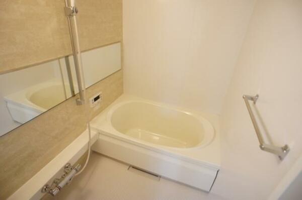 画像10:■浴室■　おしゃれなアクセントパネルのユニットバスです。追焚機能付で温かなバスタイムを。
