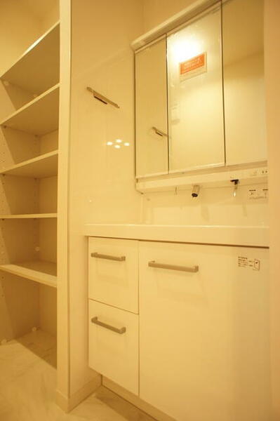 画像10:ワイドな鏡を備えた洗面化粧台。収納も豊富です♪
