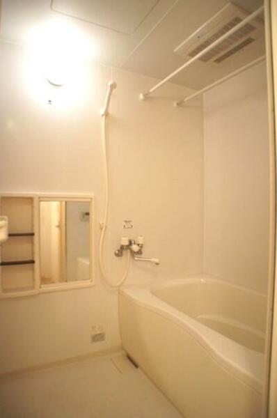 画像11:白を基調としたバスルームです！浴室暖房乾燥機付です♪