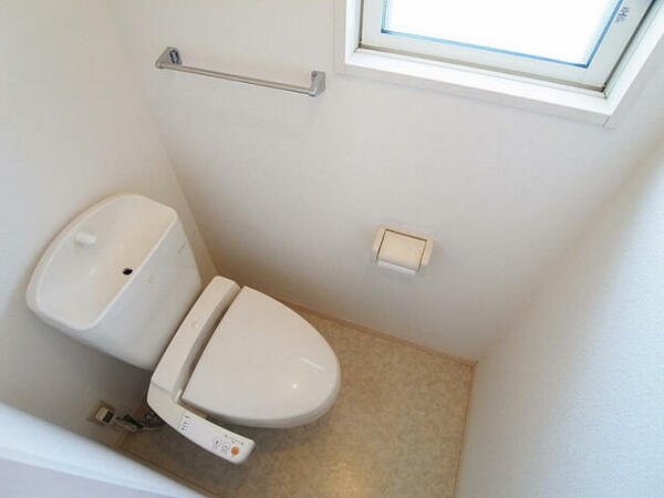 画像11:ウォシュレット完備のトイレは嬉しい小窓付