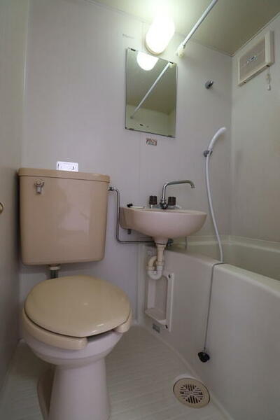 画像13:白を基調とした空間で清潔感のあるトイレです♪