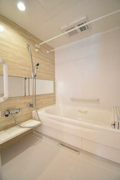 画像11:手すりや滑りにくい床材など、高齢者の暮らしに寄り添った浴室