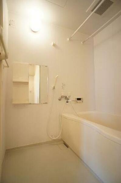 画像7:■浴室■１日の疲れを癒してくれる浴室は白を基調とした清潔感のある仕上がり♪