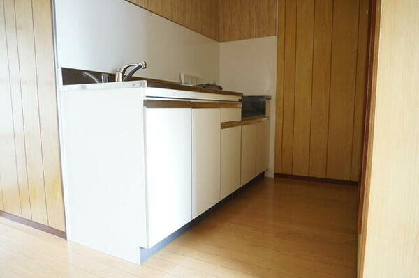 画像5:キッチンは収納付なので、調理器具など必要な物を収納できます☆