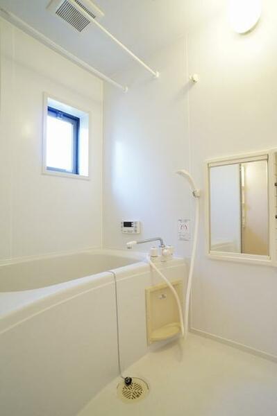 画像8:■浴室■１日の疲れを取るお風呂は白を基調とした清潔感ある浴室。小窓付きで換気にも便利です。