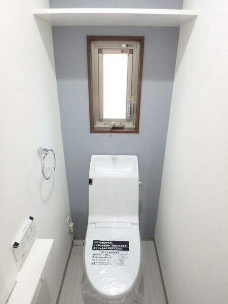 画像12:１面がアクセントの温水洗浄便座つきトイレ。