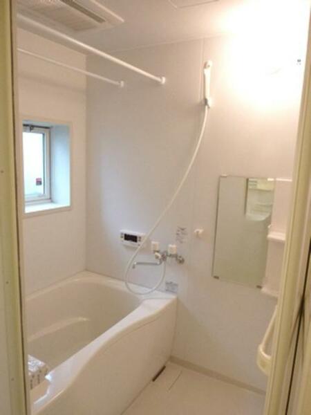 画像12:浴室乾燥機付きの浴室内。小窓が明るさと開放感をもたらします。２本のパイプは梅雨の時期に最も重宝します