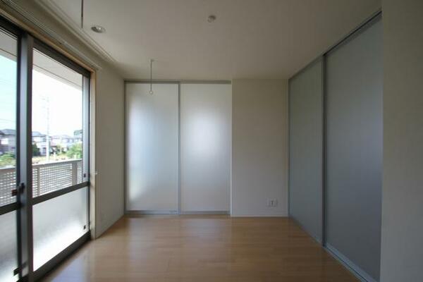 画像5:エアコン1台付のメインのお部屋です。それぞれの洋室とは半透明の天井高スクリーンで仕切られています。割