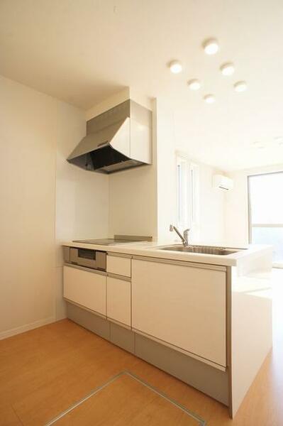 画像5:【キッチン】オールスライドタイプの収納がとても便利。お掃除らくらくＩＨクッキングヒーター付きです。