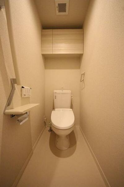 画像13:暖房洗浄便座のトイレです。収納棚もあります！
