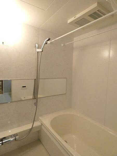 画像10:白を基調とした清潔感のある浴室です！こちらは追い焚き機能付き給湯器・浴室暖房乾燥機がございます！