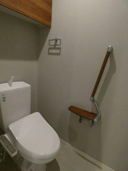 画像11:暖房洗浄便座付きのトイレです！上部には棚がある為、予備のトイレットペーパー等を置く事が出来ます！