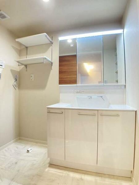 画像8:【洗面室】3面鏡タイプのシャンプードレッサ－。収納棚やラックが付いているので、洗面室・浴室周りの備品