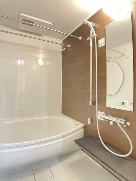 画像9:【浴室】アクセントパネルがオシャレな浴室　浴室換気乾燥暖房機設置、追い焚き機能、シャワースライド仕様