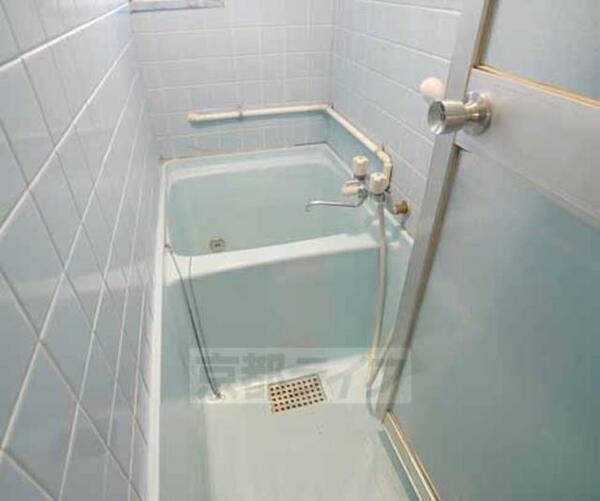画像4:水色で正方形のお風呂です。