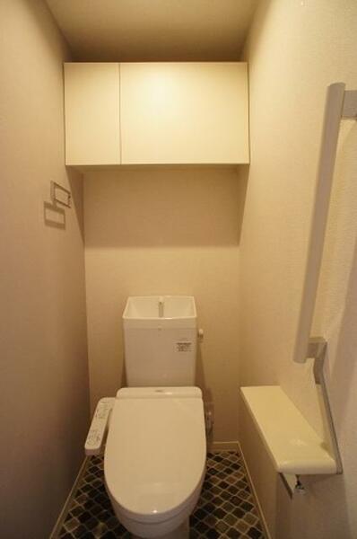 画像9:【トイレ】洗浄機能付暖房便座設置しております！上部には空間を利用しトイレットペーパー等をストックでき