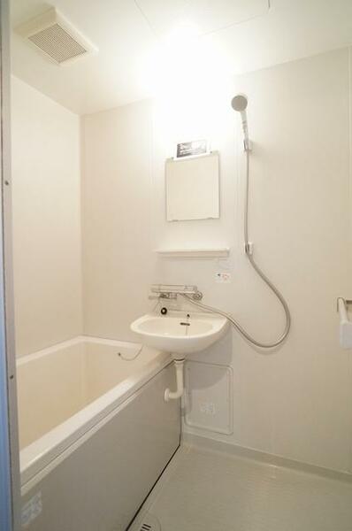 画像11:白を基調とした清潔感のあるお風呂です♪水栓は温度調整が出来るサーモスタッド仕様♪