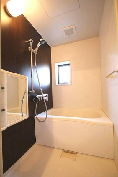 画像14:【浴室】換気と採光を考慮した小窓があって明るく清潔感あるバスルームは、沸かし直しができて経済的な追焚