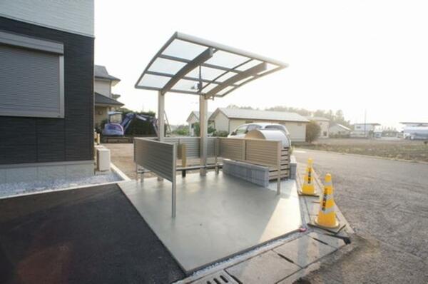 画像3:■サイクルポートは屋根・ガード付で雨風の日でも安心♪