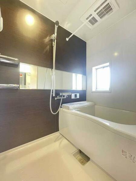 画像7:【浴室】横広の大きな鏡☆シャワーヘッドは上下に高さ調整ができます★もちろん追い炊き機能付き☆
