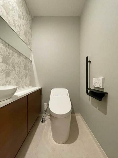 画像9:【トイレ】タンクのないスタイリッシュなトイレです。手洗いカウンター、上部には扉付きの収納棚があり表に