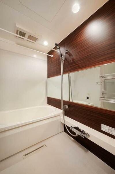 画像7:【浴室】浴室暖房乾燥機、サーモスタッド水栓、横型ミラー、追い炊き機能など人気の設備のある浴室となって