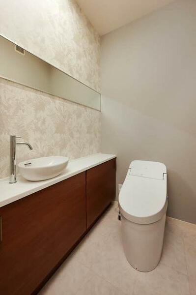 画像8:【トイレ】タンクのないスタイリッシュなトイレです。手洗いカウンター、上部には扉付きの収納棚があり表に