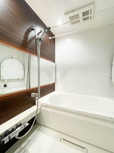 画像14:【浴室】浴室暖房乾燥機、サーモスタッド水栓、横型ミラー、追い炊き機能など人気の設備のある浴室となって