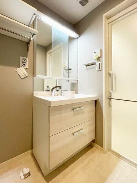 画像15:【洗面台】高級感と清潔感のある洗面台。隣には可動棚と手前に収納棚が設けられております。
