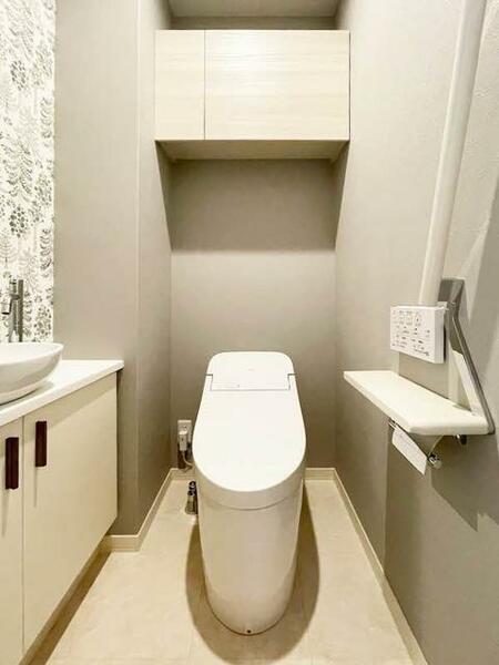 画像16:【トイレ】タンクのないスタイリッシュなトイレです。手洗いカウンター、上部には扉付きの収納棚があり表に