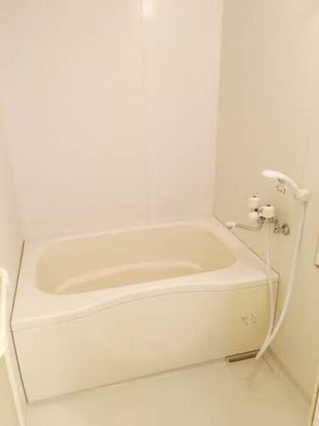 画像8:白色を基調とした清潔感のあるバスルームです♪