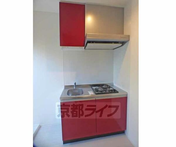 画像4:真っ赤なシステムキッチンです。