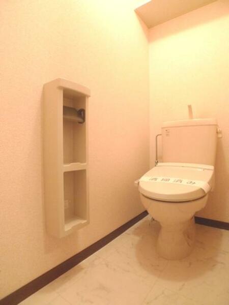 画像12:【トイレ】洗浄機能付きのトイレです☆ツールボックスや上部棚は標準装備です☆