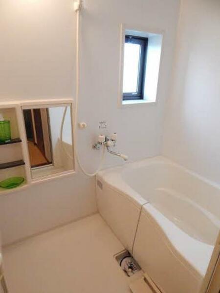 画像10:浴室には小窓があり換気に便利です！