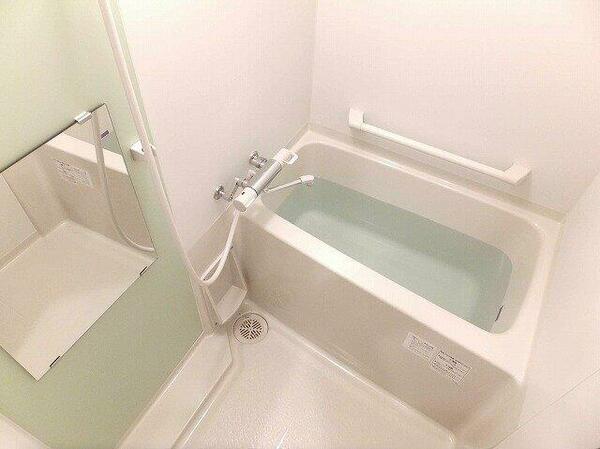 画像5:浴室乾燥機付　カラーパネル採用で明るいバスルーム