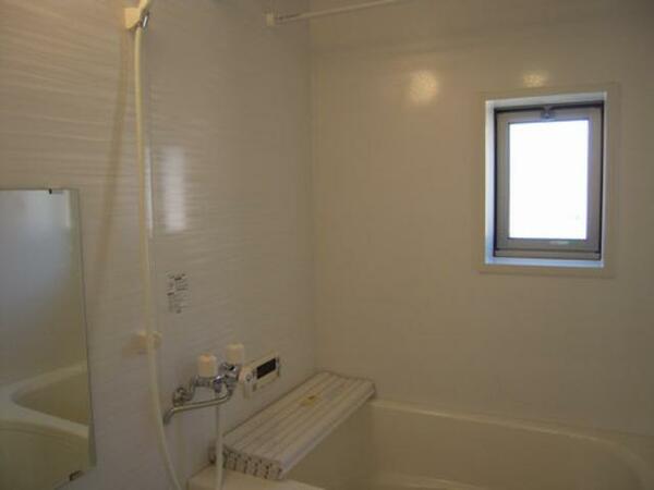 画像11:浴室　換気小窓　物干しバーを設置。お手入れの楽なユニットバス。
