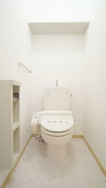 画像14:トイレには洗浄機能付き便座を設置♪ペーパーホルダーやタオルハンガーを設置しております♪