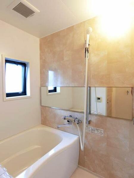 画像6:【浴室】スタイリッシュなバックパネルに大型のミラー♪　機能性とデザイン性を兼ねた浴室です♪　小さいお