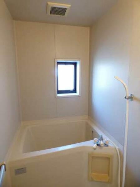 画像5:浴室には、窓もあるので、換気と明り取りに良いです！日中は、電気をつけなくても入浴可能ですので、節電が