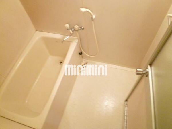 画像5:白を基調とした明るい浴室