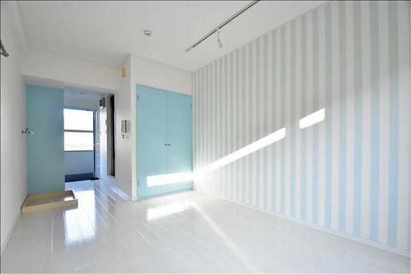 画像7:白基調にライトブルーが良く合った居室