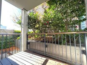 都心なのにバルコニーから緑が？森ビル旧分譲の角住戸